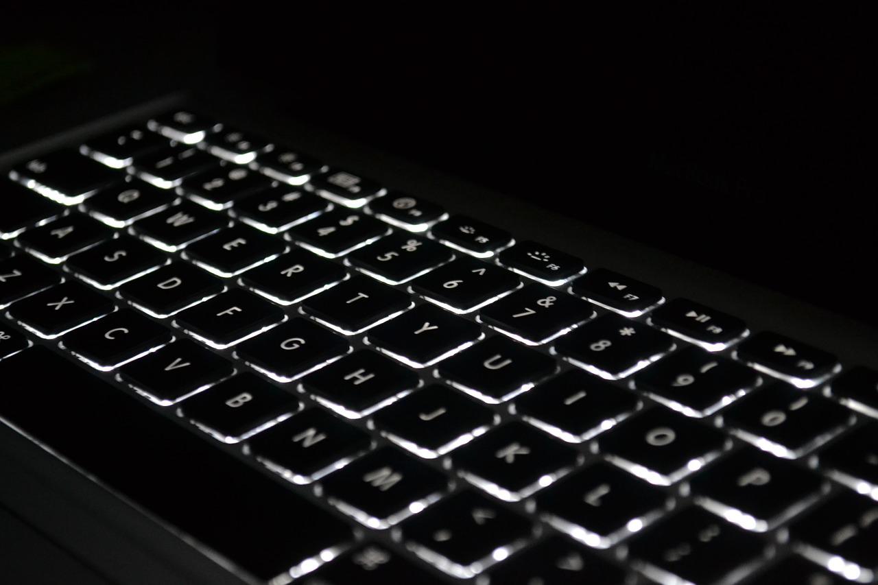 Jak włączyć podświetlenie klawiatury laptopa?
