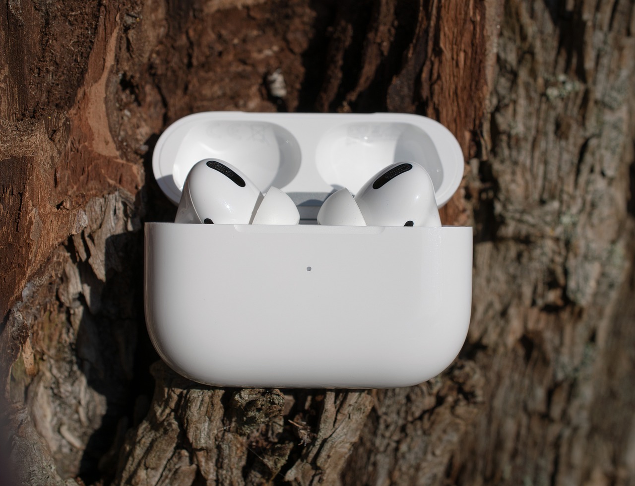 Jak podłączyć AirPods do iPhone'a, iPada, Maca, Androida i jak rozwiązać problemy z połączeniem