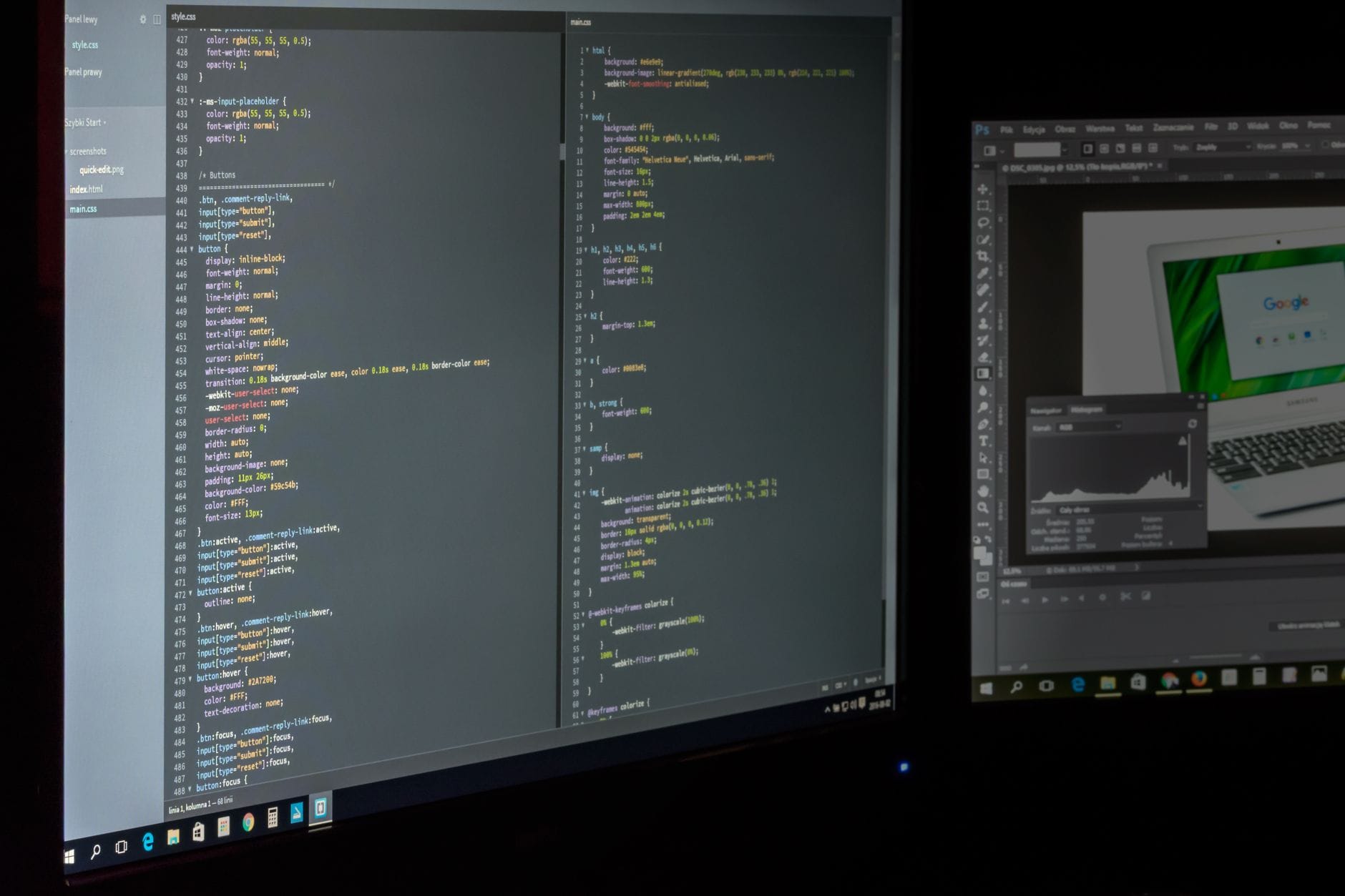 Dwa monitory z kodem Next.js i edycją grafiki w środowisku deweloperskim