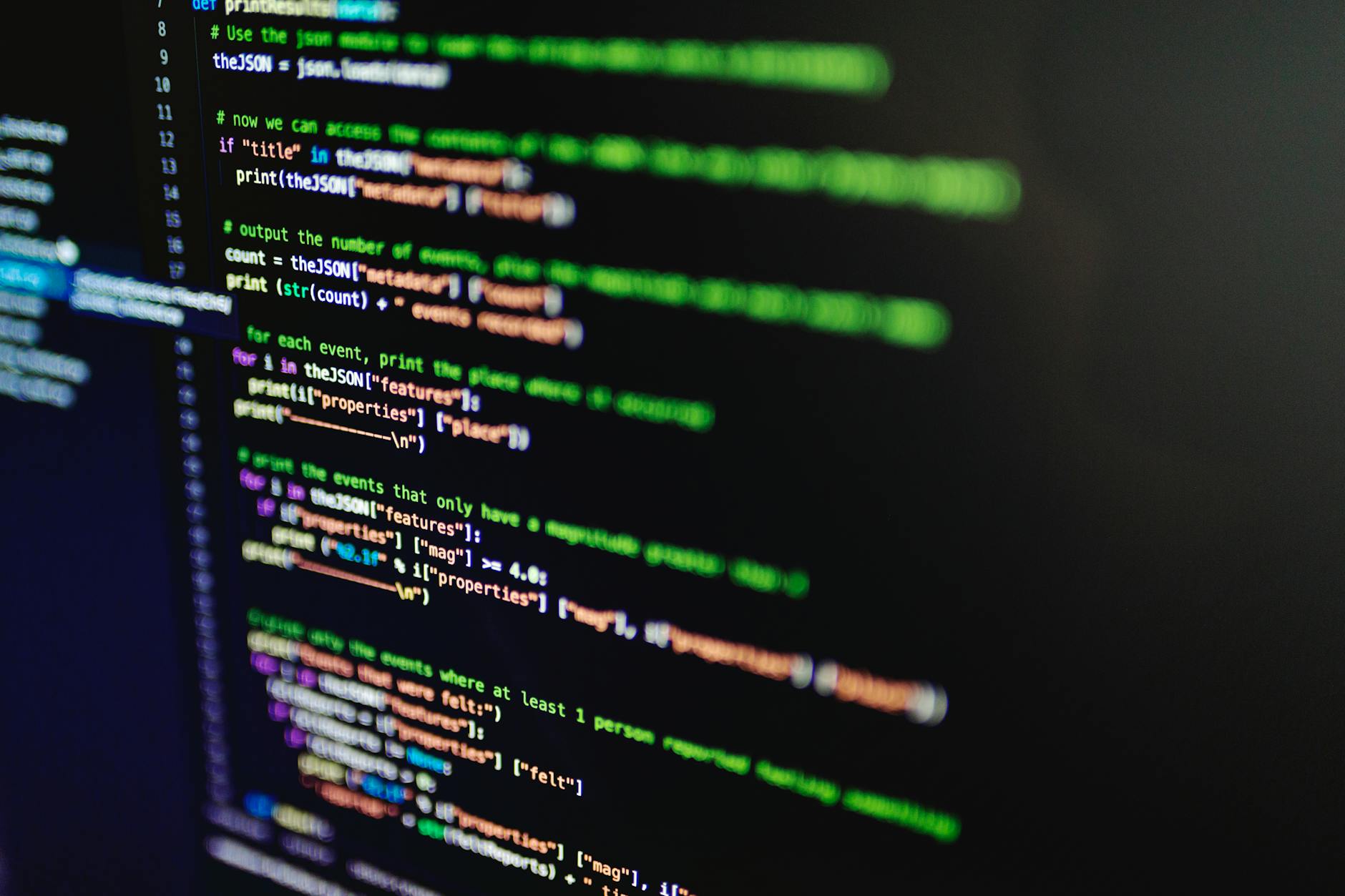 Kolorowy kod źródłowy na ekranie komputera w procesie DevOps