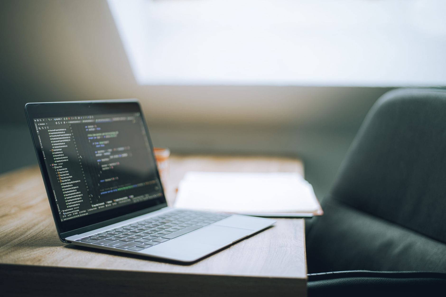 Laptop z wyświetlonym kodem Next.js na biurku w nowoczesnym biurze