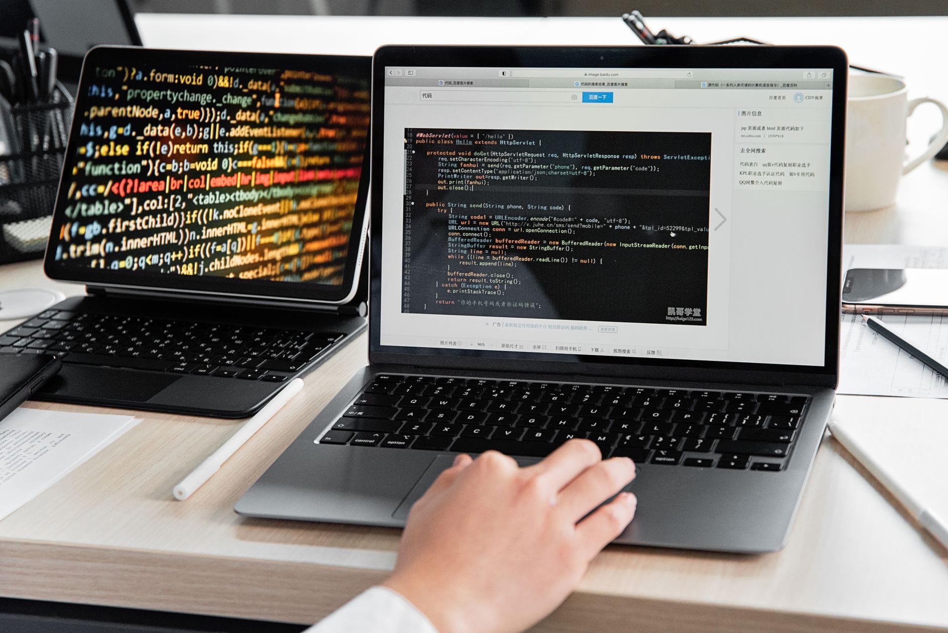 Programista przy laptopie piszący kod aplikacji webowej