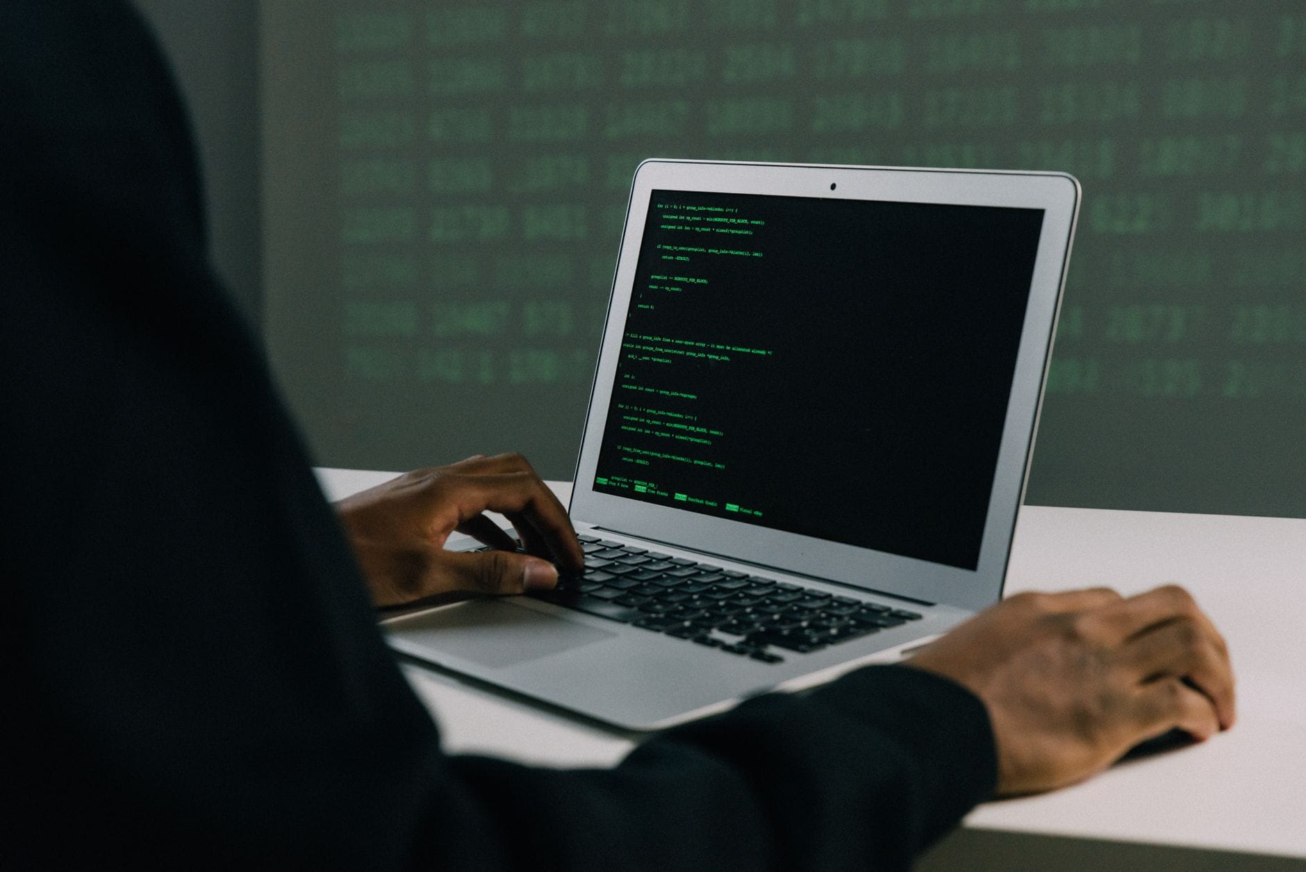 Specjalista IT przy laptopie pracujący nad bezpieczeństwem systemu
