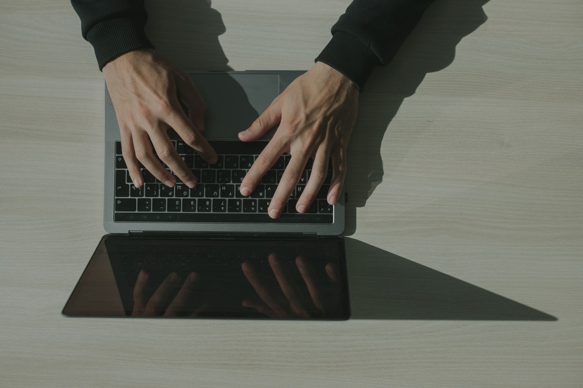 Jak zabezpieczyć konto e‑mail przed przejęciem: praktyczny poradnik krok po kroku Dłonie piszące na laptopie podczas korzystania z internetu