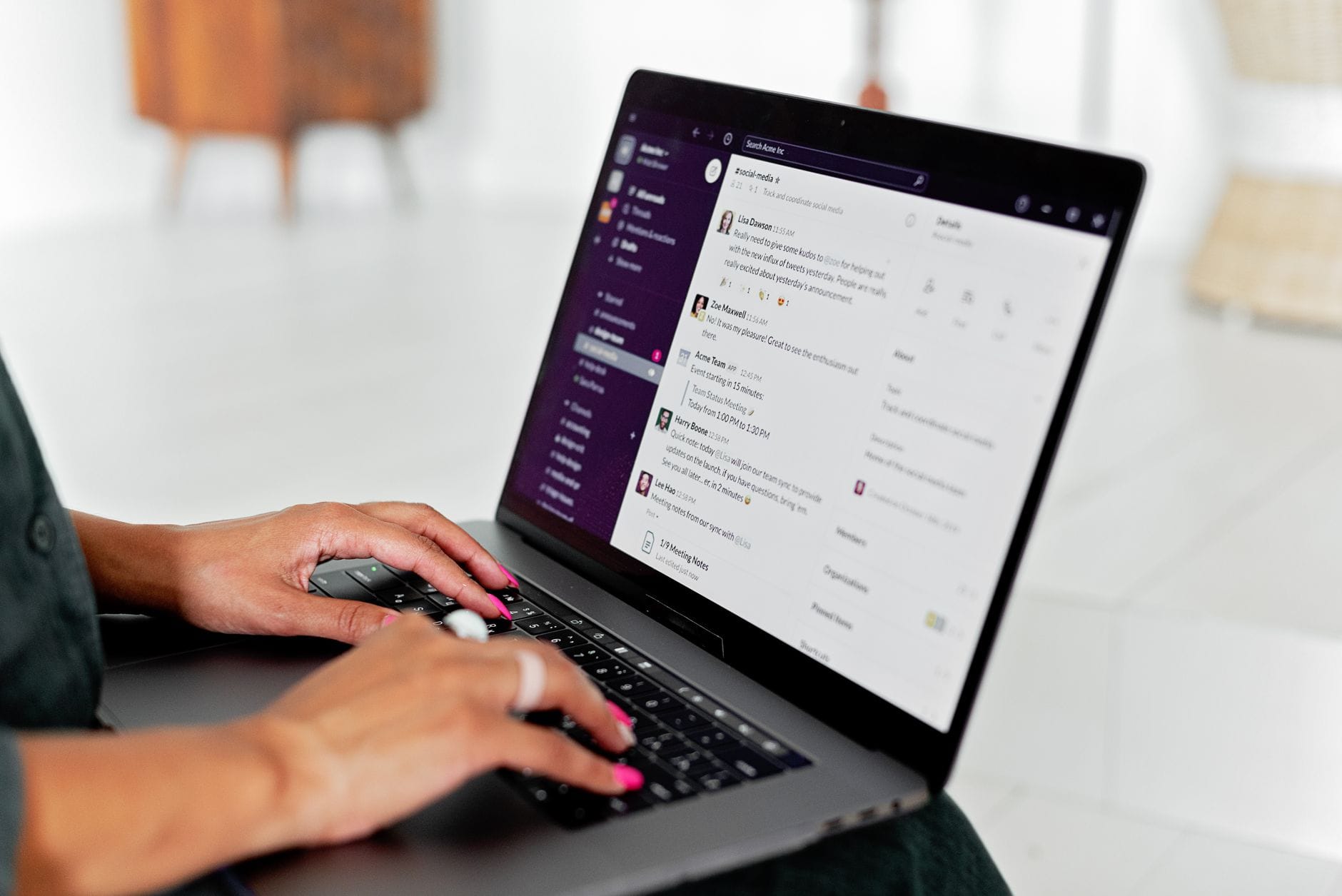 Kobieta pisząca na laptopie w komunikatorze w nowoczesnym biurze