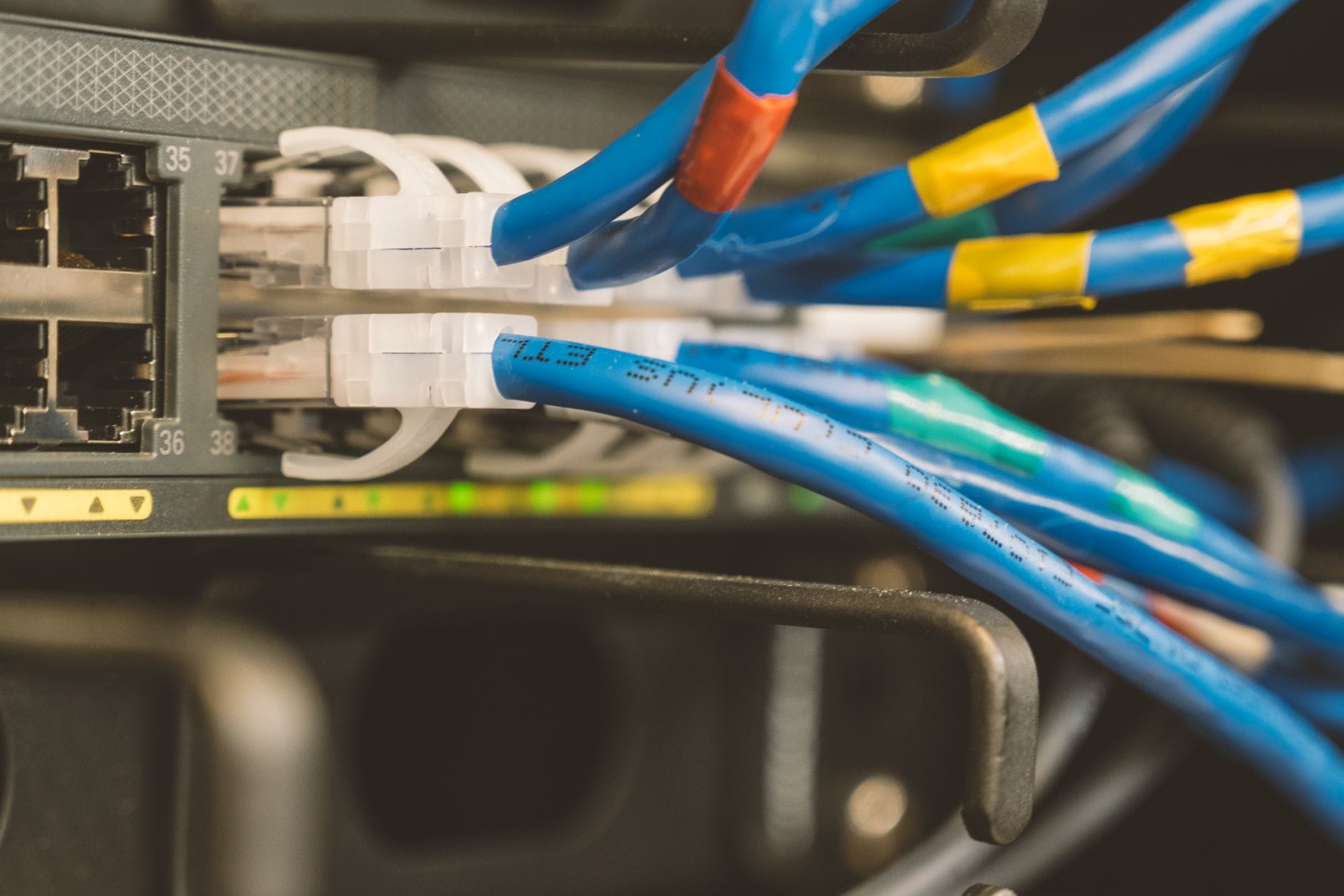 Od modemów 56k do światłowodu: historia domowego dostępu do internetu Przełącznik sieciowy z podłączonym niebieskim kablem Ethernet