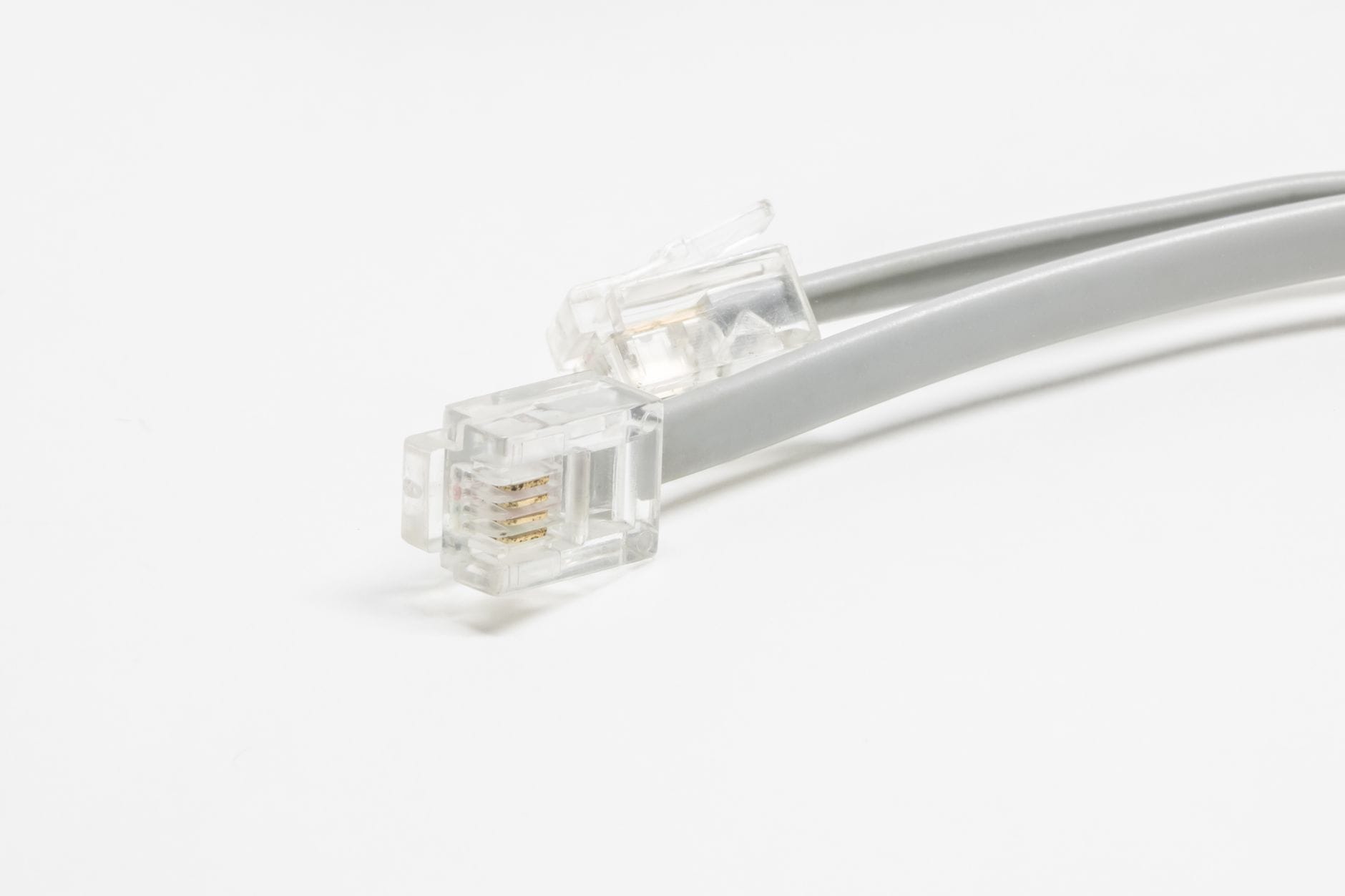 Zbliżenie na wtyk RJ-45 kabla Ethernet na białym tle
