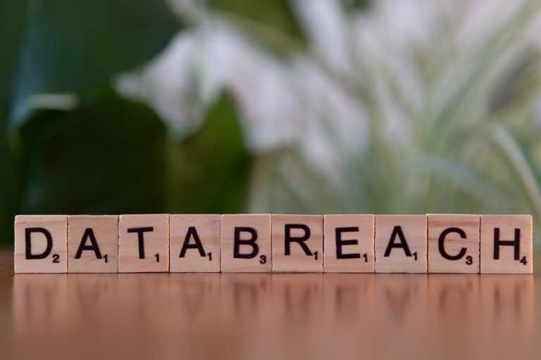 Kafelki Scrabble układające hasło