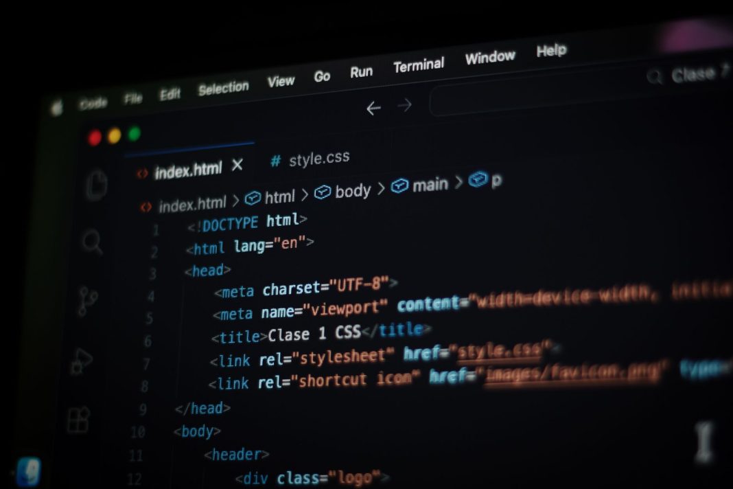 Kod HTML na ekranie komputera w trybie ciemnym Kod HTML na ekranie komputera w trybie ciemnym