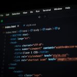 Licencjonowanie Red Hat Enterprise Linux (RHEL) vs darmowe klony (AlmaLinux, Rocky Linux) Kod HTML na ekranie komputera w trybie ciemnym