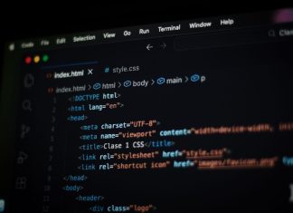 Licencjonowanie Red Hat Enterprise Linux (RHEL) vs darmowe klony (AlmaLinux, Rocky Linux) Kod HTML na ekranie komputera w trybie ciemnym