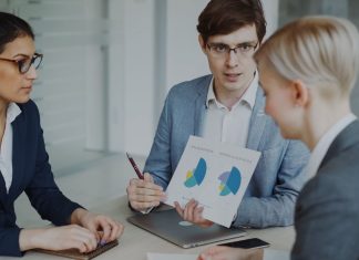 Zespół omawia wykresy i strategie w nowoczesnym biurze